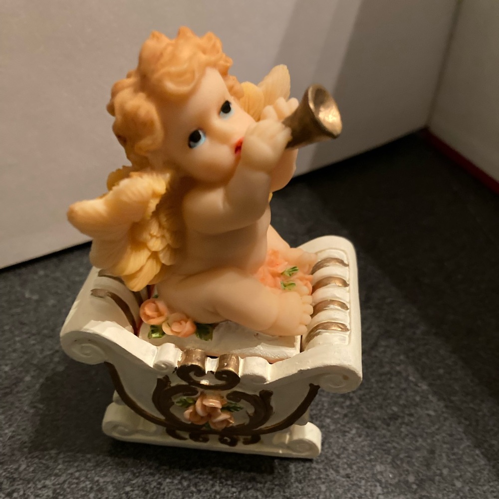 Angel ring holder Angel lovers will like this one